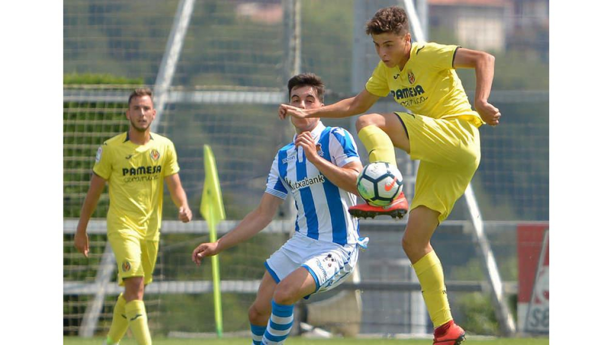 Iván Morante controla el balón ante un rival. ANA BELÉN RUIZ JEREZ