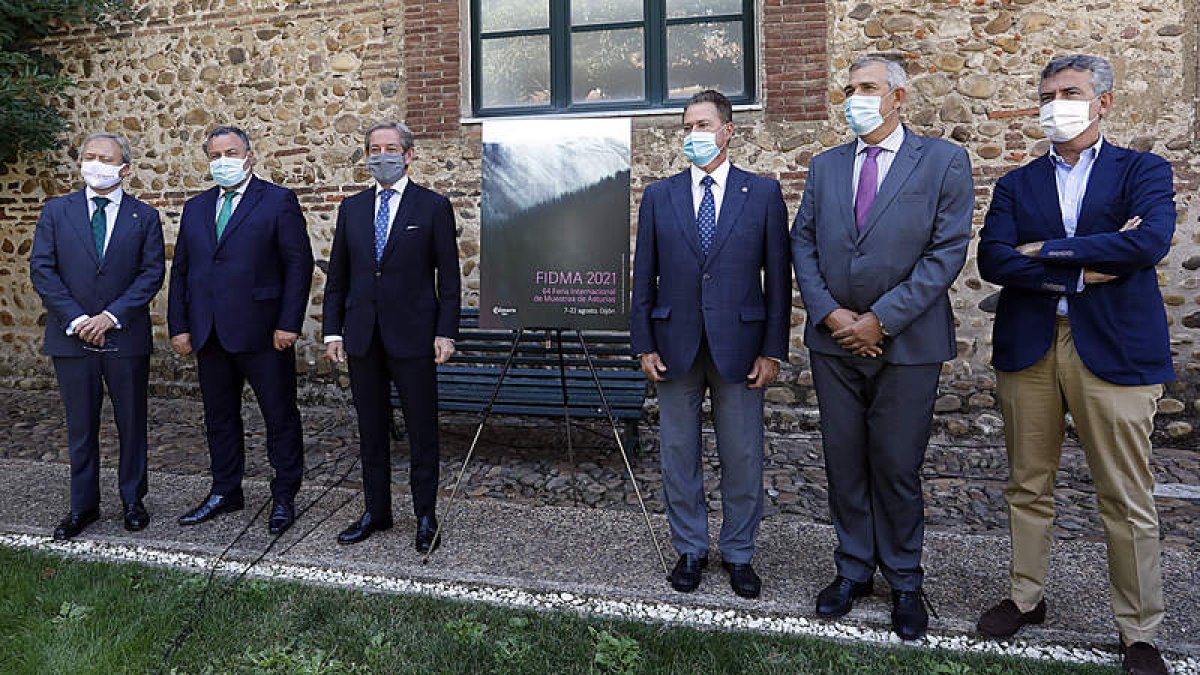 Alonso, Morán, Vega, Baragaño, Canuria y Sanz, ayer en la presentación de la muestra. MARCIANO PÉREZ