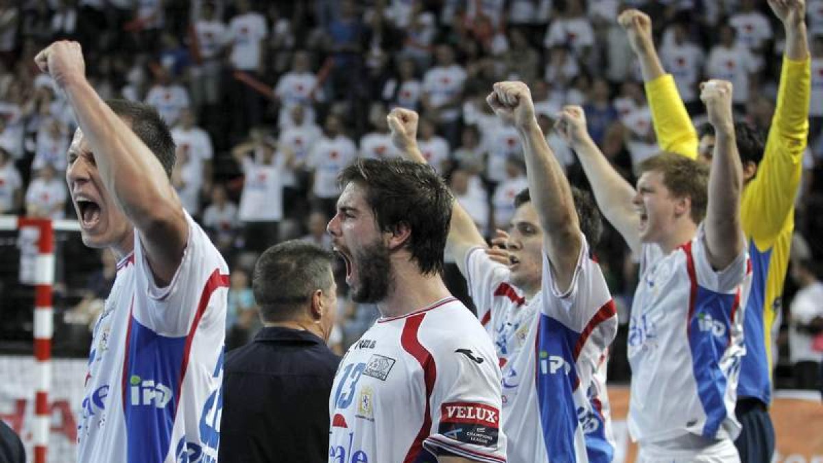 Los jugadores del Ademar, con Juan Castro y Golubovic en primer plano, celebran exultantes su primera victoria en Liga de Campeones ante el Montpellier.