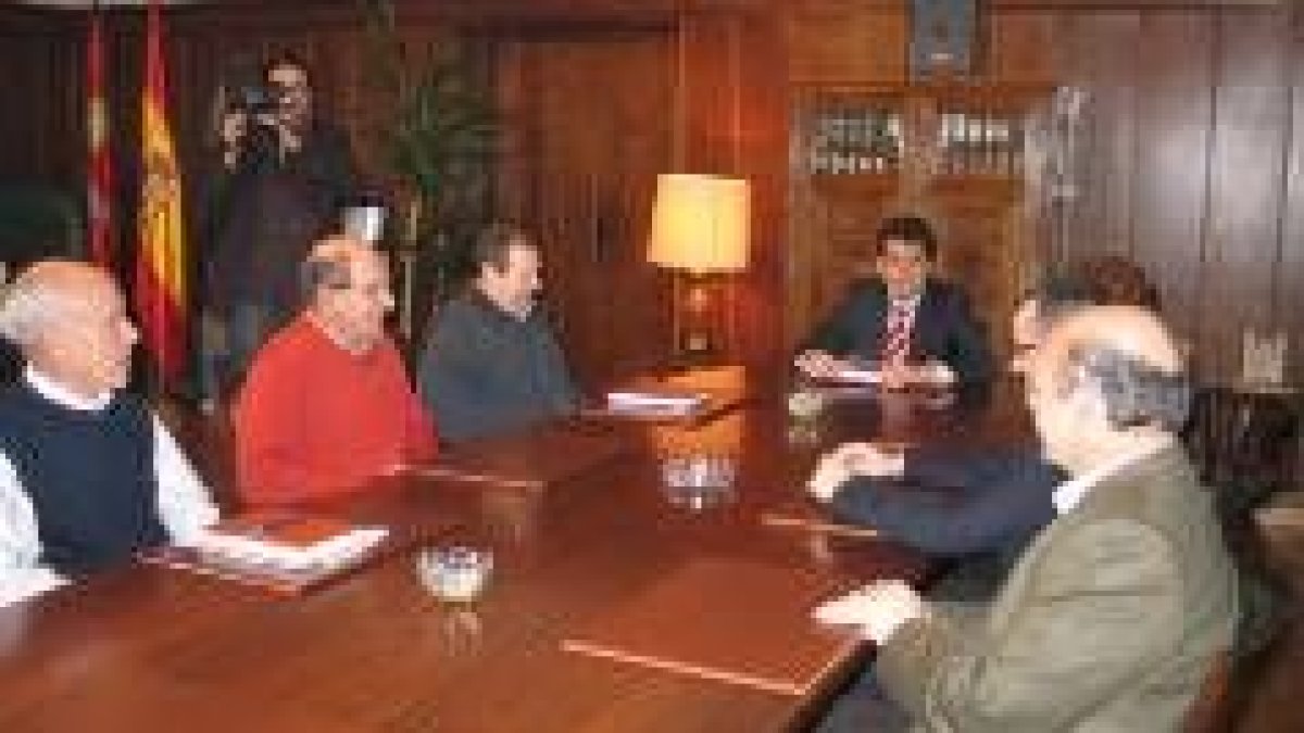 Riesco recibió a la asociación El Carrascal junto con algunos concejales de su equipo de gobierno