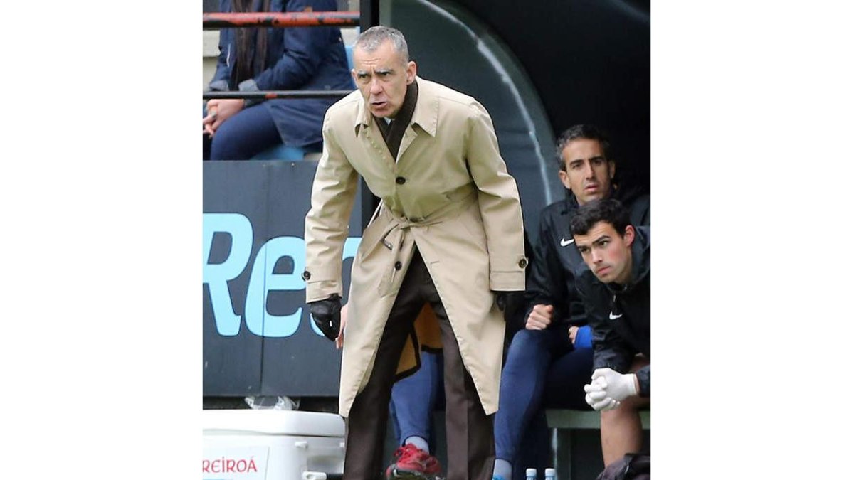 Carlos Terrazas sigue las evoluciones de su equipo en el partido ante el Celta B. MARTA G. BREA