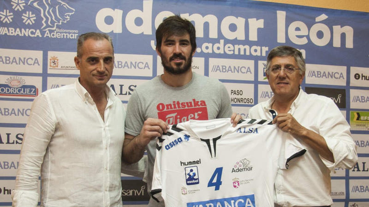 Sebastián Simonet fue presentado en presencia de Rafa Guijosa y Cayetano Franco. F. O. PERANDONES