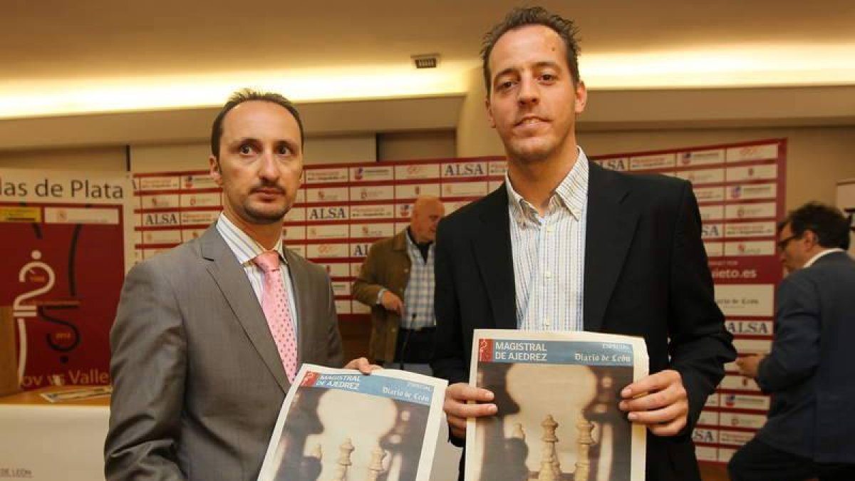 Veselin Topalov y Paco Vallejo posan con el especial del Magistral que ha editado Diario de León.