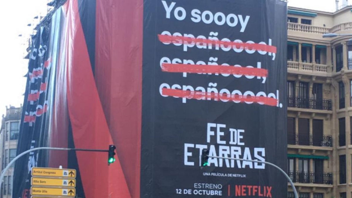 Imagen del cartel promocional de la película de Netflix Fe de etarras, en San Sebastián