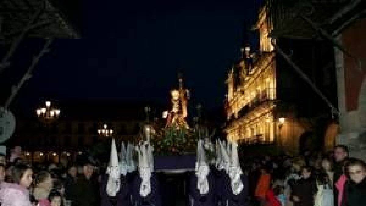 La tradicional procesión del Dainos, en la que se entona el Rosario de la Buena Muerte