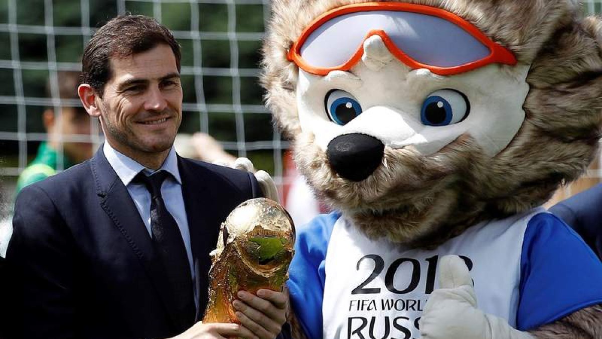 Iker Casillas posa con el trofeo de la Copa Mundial de la Fifa 2018 durante la inauguración del Parque del Fútbol en la Plaza Roja de Moscú. A. ESTÉVEZ