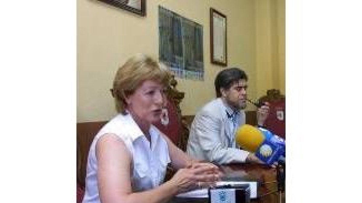 La concejala Conchi López y el alcalde en la presentación del acto