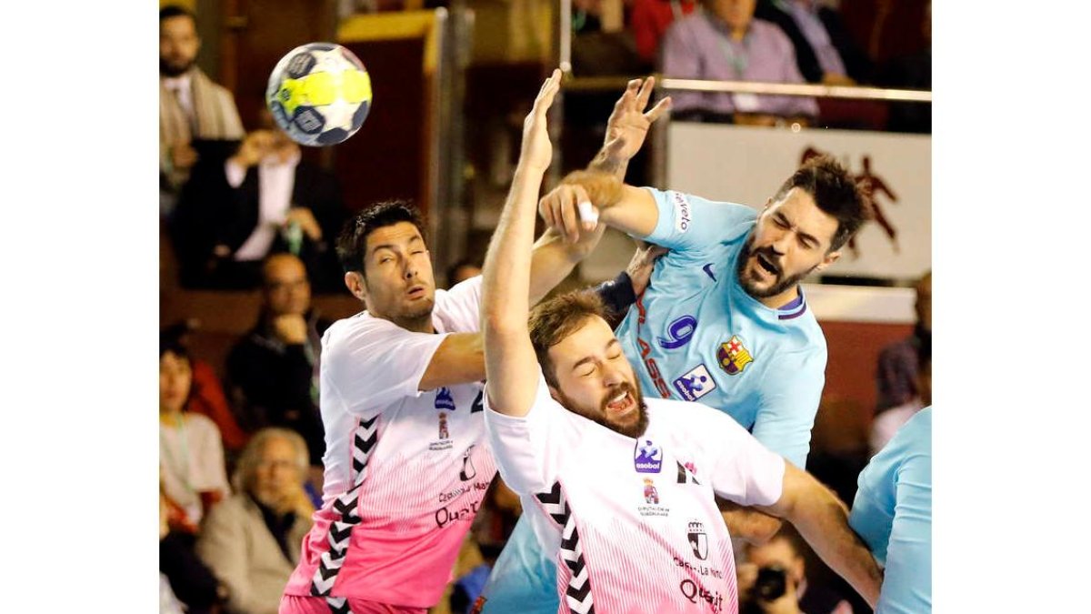 La imagen de Raúl Entrerríos fue una metáfora del partido: el Barcelona arrolló. MARCIANO PÉREZ