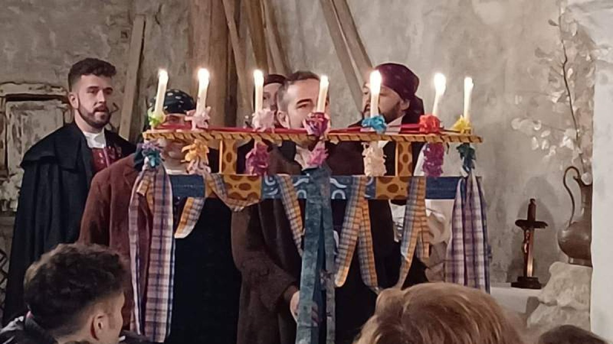 Una reproducción de ramo rectangular, muy colorido, llevó el grupo Tenada a la iglesia de Compludo. TENADA