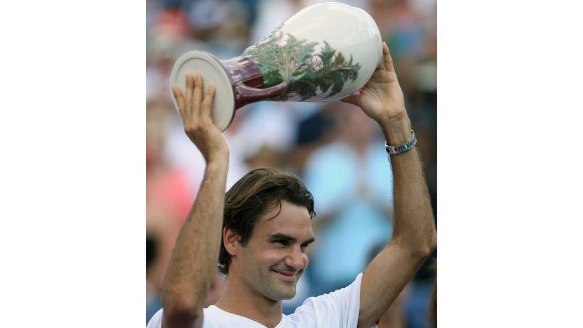 Federer levanta el trofeo de campeón de Cincinnati.