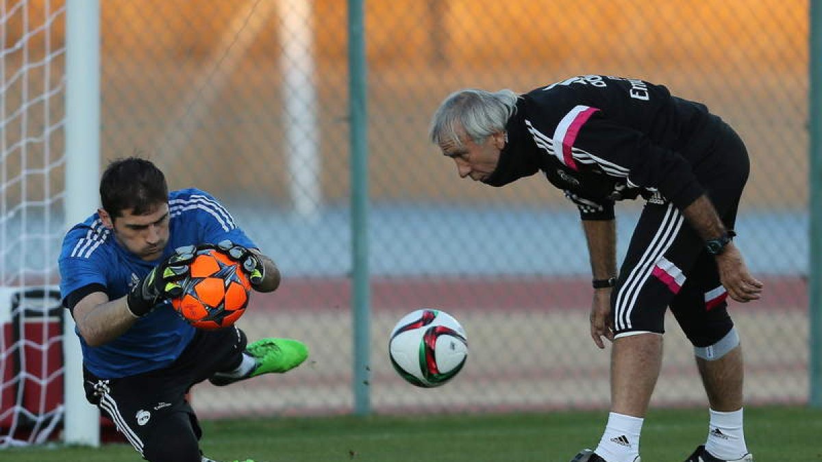 Iker Casillas, a la izquierda, durante un entrenamiento con el equipo en Marrakech.