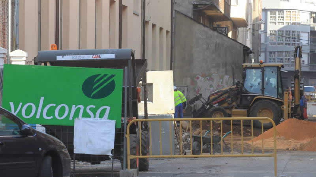 Los operarios aún continuaban ayer trabajando en la céntrica calle ponferradina.
