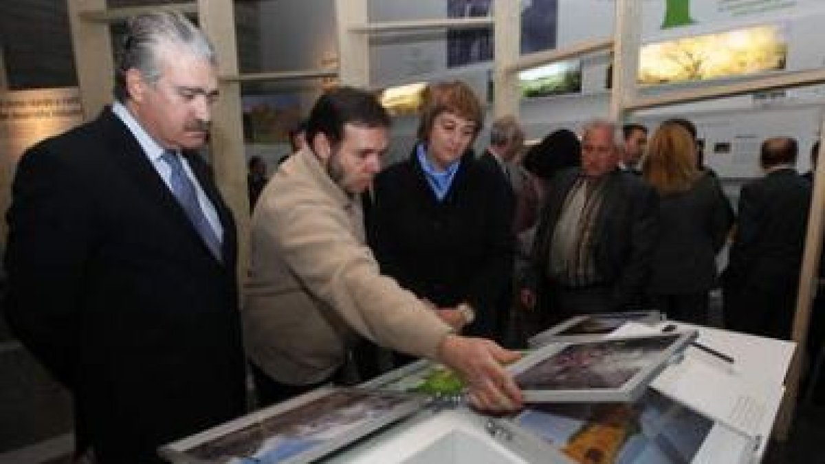 José Bogas, María Jesús Ruiz y el alcalde de Carucedo siguen las explicaciones.