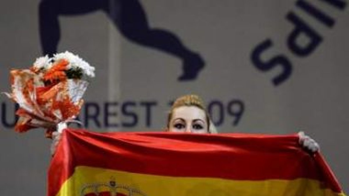 Lidia, sujetando en el podio la bandera española tras recibir la medalla de bronce