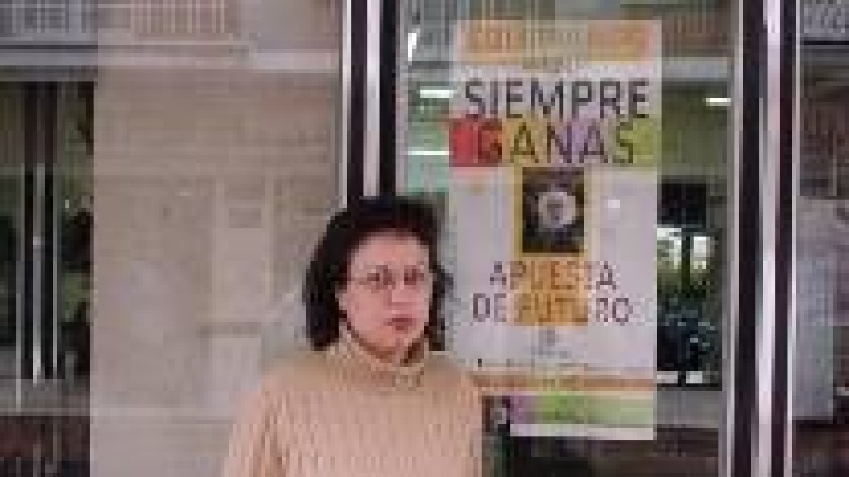 La presidenta de El Menestral posa junto al cartel de la campaña de Navidad del año pasado