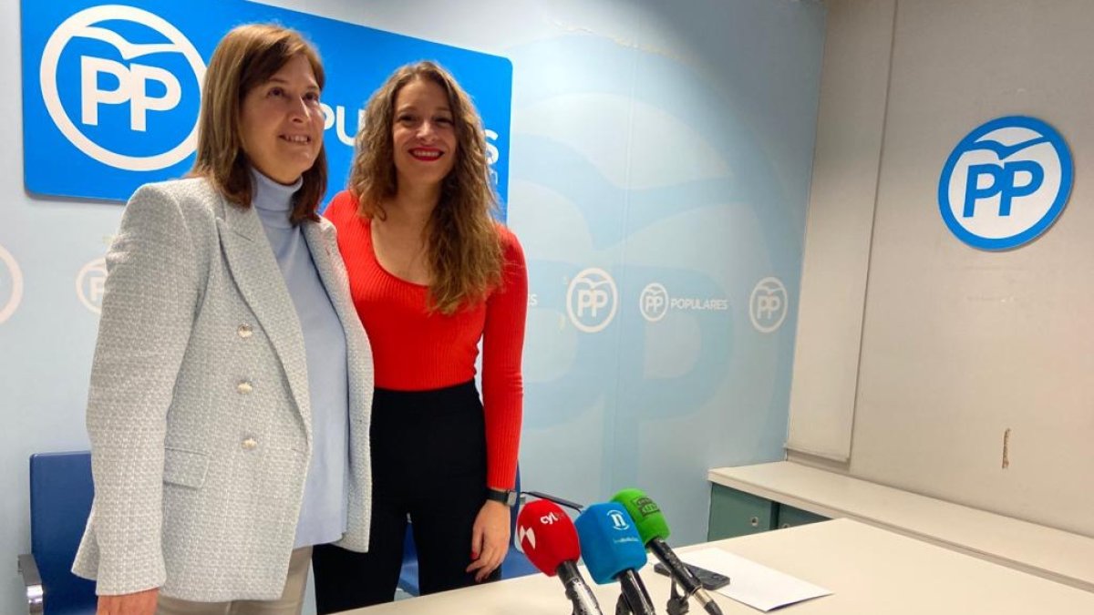 Margarita Torres y Ester Muñoz, esta tarde en la sede del PP. RAMIRO