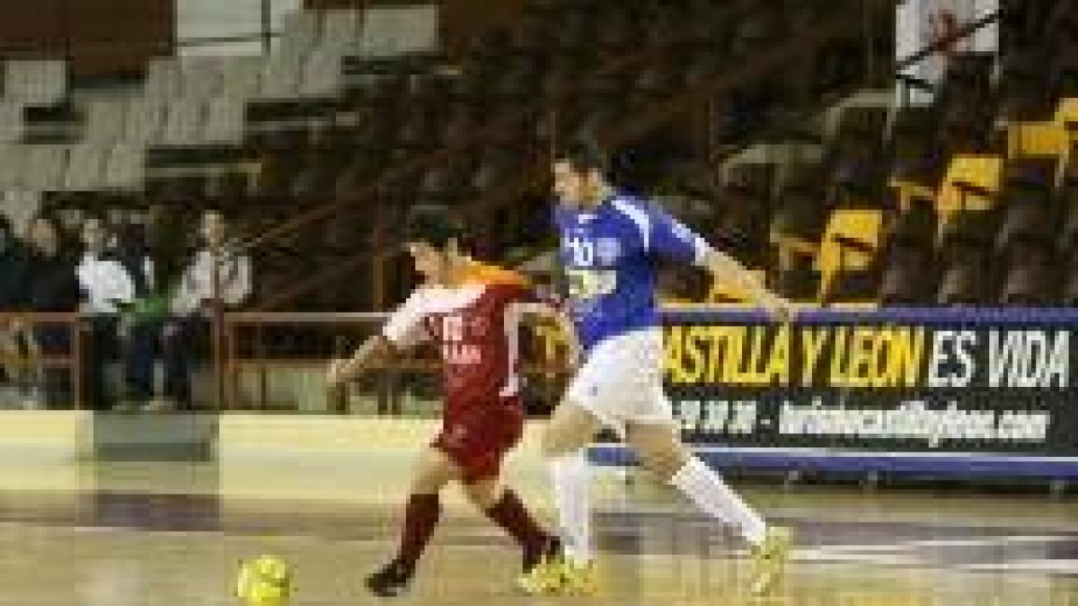 Corvo, a la izquierda, se erigió en el máximo realizador del equipo leonés frente a los aragoneses