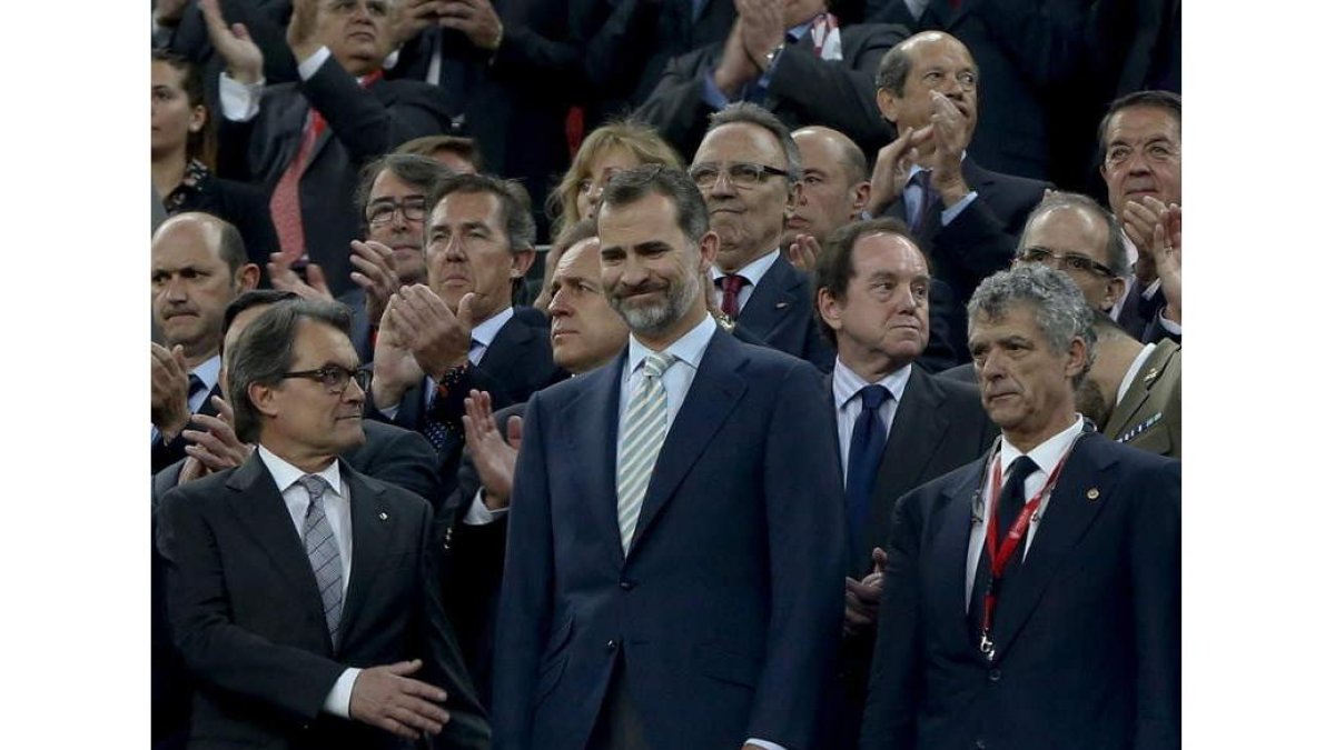 Artur Mas, Felipe VI y Ángel María Villar, tras la interpretación del himno.