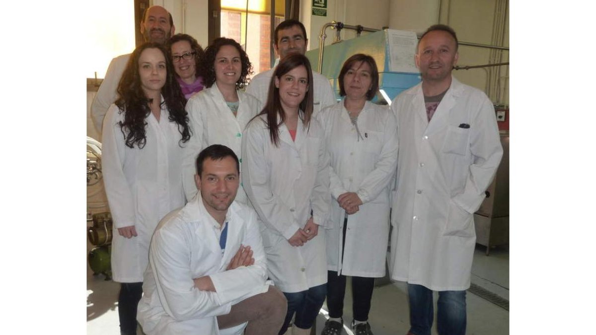El equipo de la Universidad que analiza los efectos del ensilado en las características de los productos derivados de la leche de oveja. DL