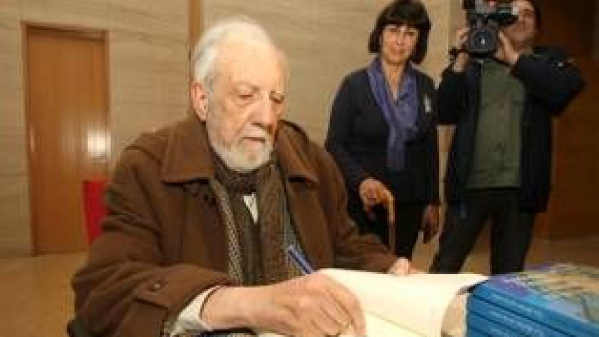 Antonio Pereira firma uno de los ejemplares. Al fondo, Mar Palacio