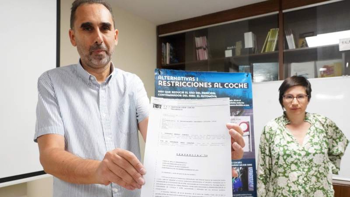 Los miembros de Ecologistas en Acción con el fallo del TSJ. MIRIAM CHACÓN
