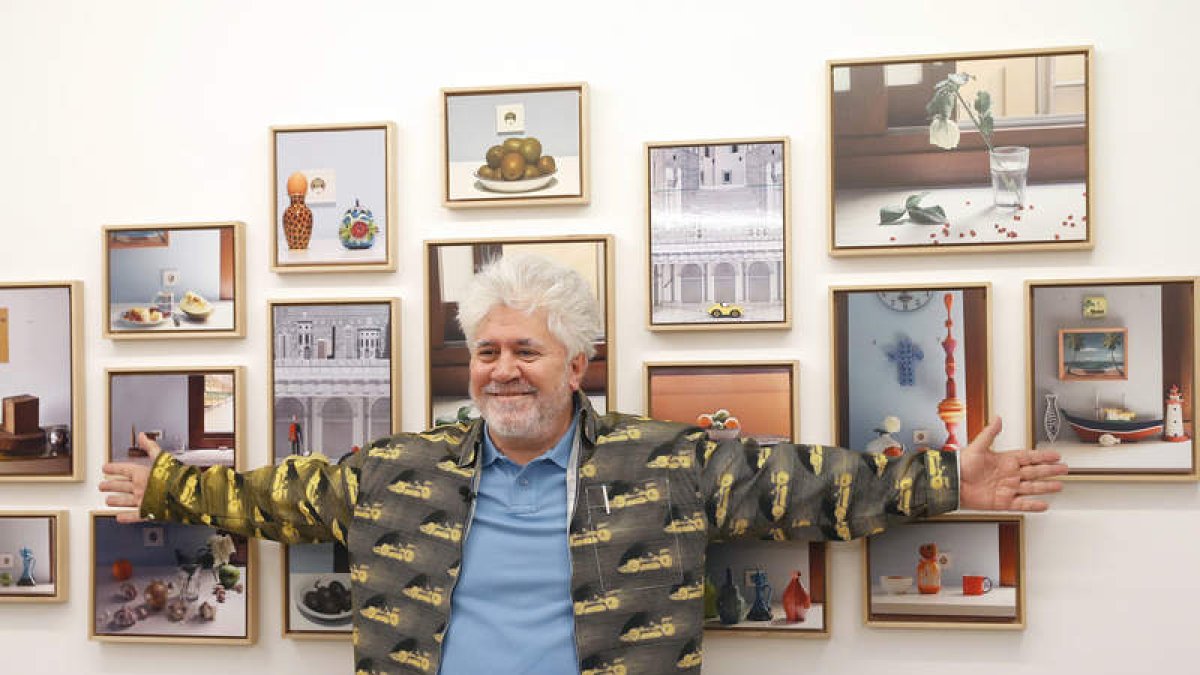 El cineasta Pedro Almodóvar posa con sus ‘bodegones’ en la Fresh Gallery de Madrid. CHEMA MOYA