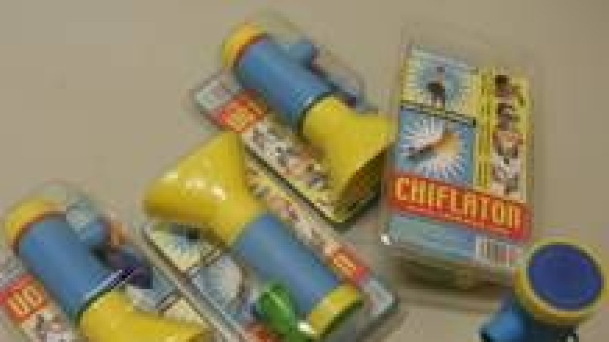 El artilugio, azul y amarillo, abulta como un paquete de tabaco o un móvil