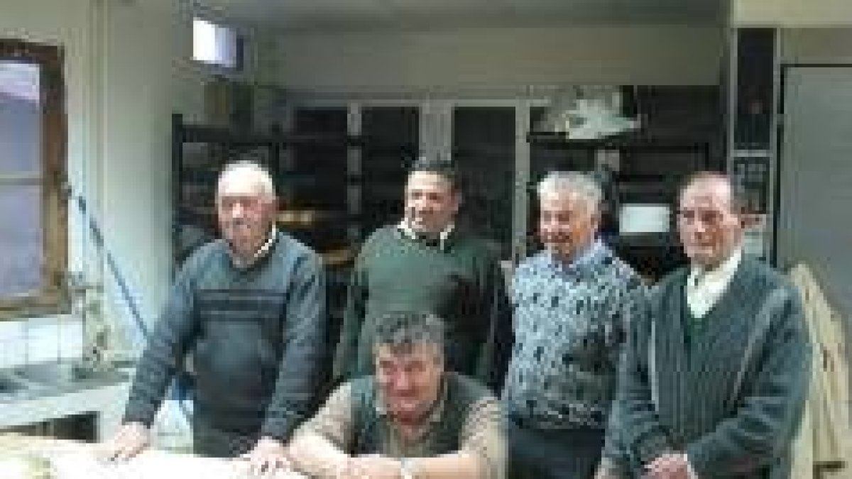La junta vecinal de Miñambres de la Valduerna, a falta de la vocal del PSOE