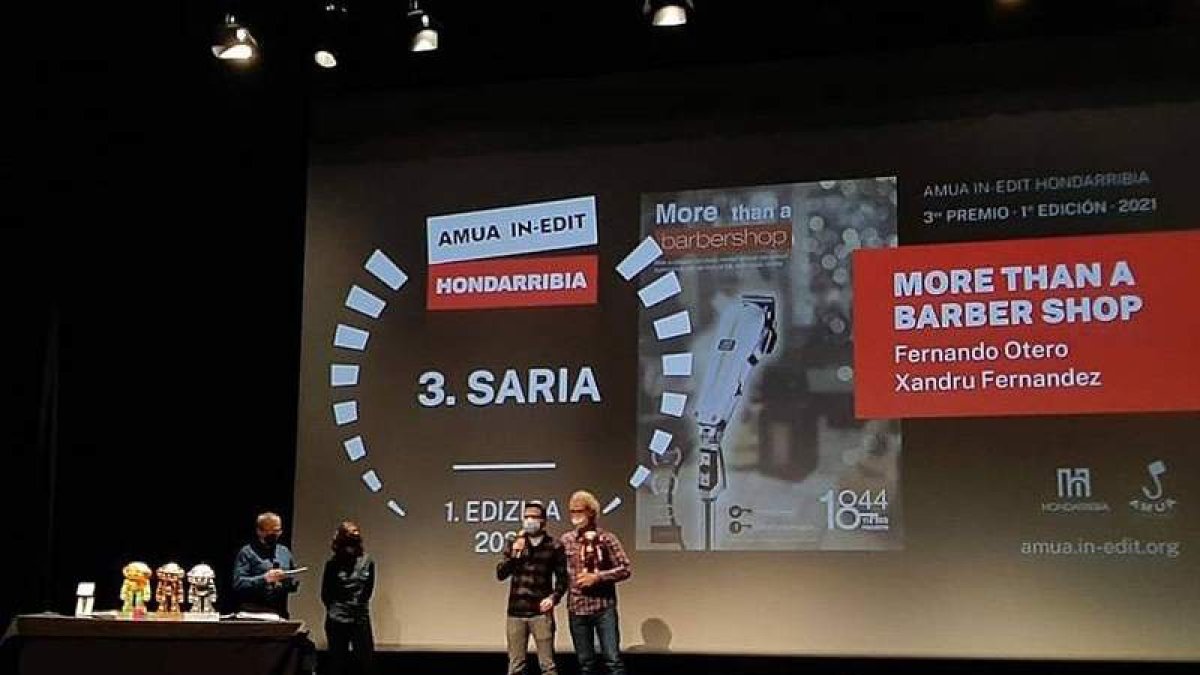 Xandru Fernández y Fernando Otero, este domingo al recoger el premio en el festival. DL