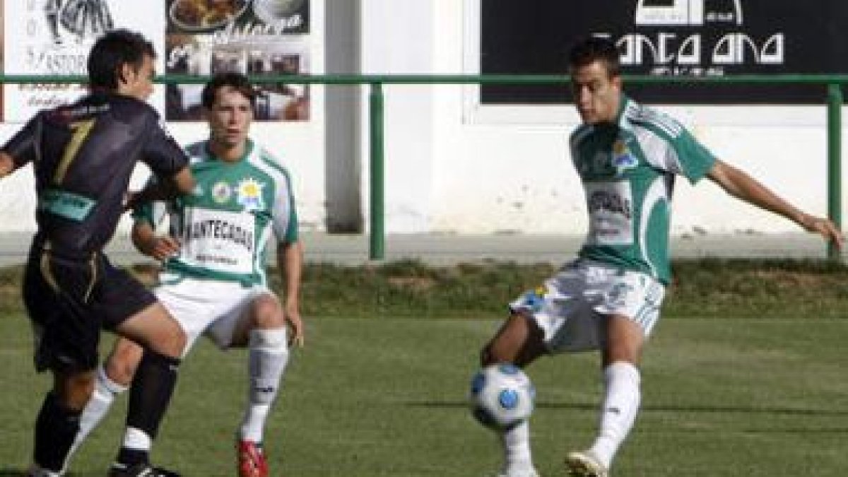 Borja, golpeando el balón, logró ayer el único tanto del Atlético Astorga frente al Real Ávila.