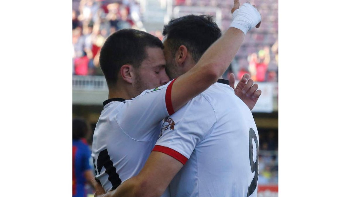 Gallar se abraza a Benja tras conseguir una renta ante el Barcelona B que puede suponer el ascenso a Segunda División. MARCIANO PÉREZ