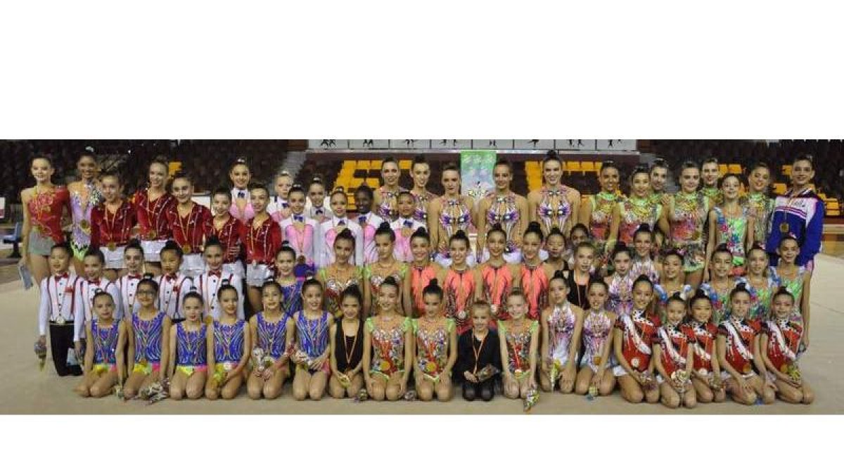 Las gimnastas del Ritmo (alevín, infantil y sénior) junto a las representantes de los clubes Distrito III de Madrid, Maniotas de Vigo y La Victoria de Valladolid