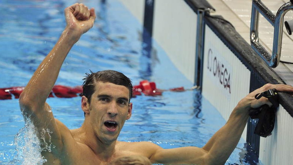 Phelps celebra su triunfo en los 100 metros mariposa que le reportaron la tercera presea de oro en los Juegos de Londres.