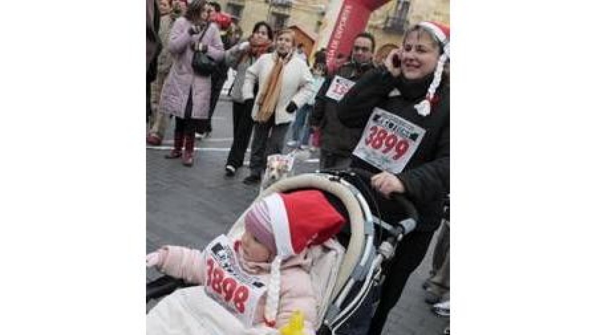 Una mamá con su niña que no quiso perderse la carrera