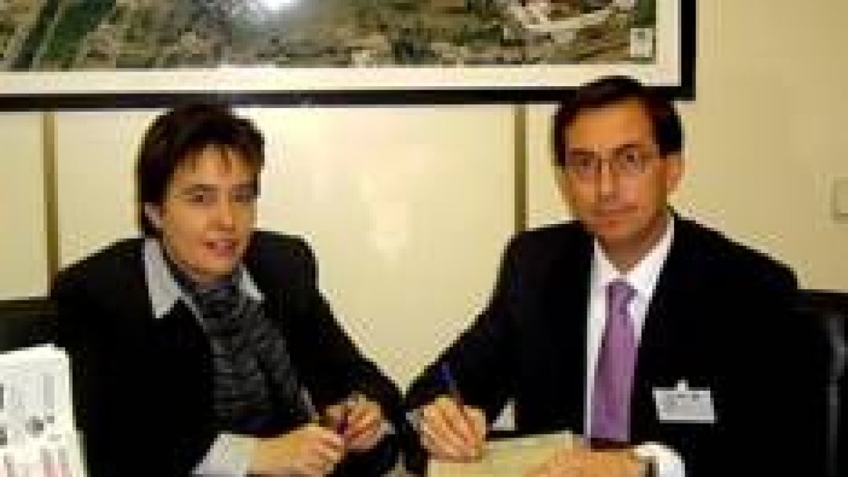 La presidenta de Amidown y el director de Carrefour León, en la firma