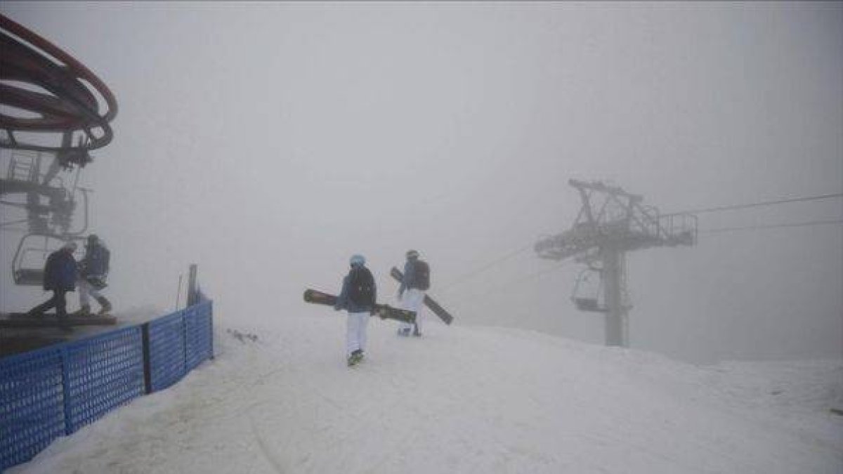 La niebla impide la visibilidad de los participantes de snowboard en Sochi.