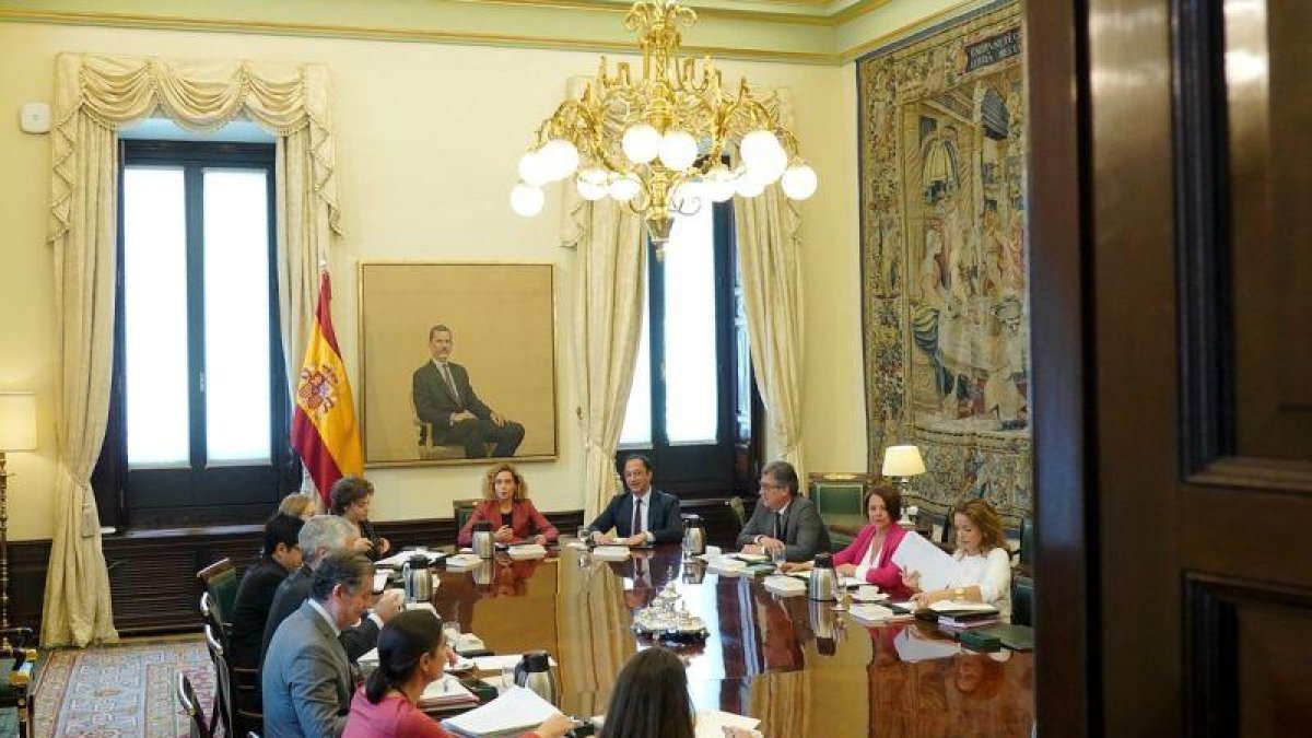 Primera reunión de la Mesa del Congreso, presidida por Meritxell Batet.