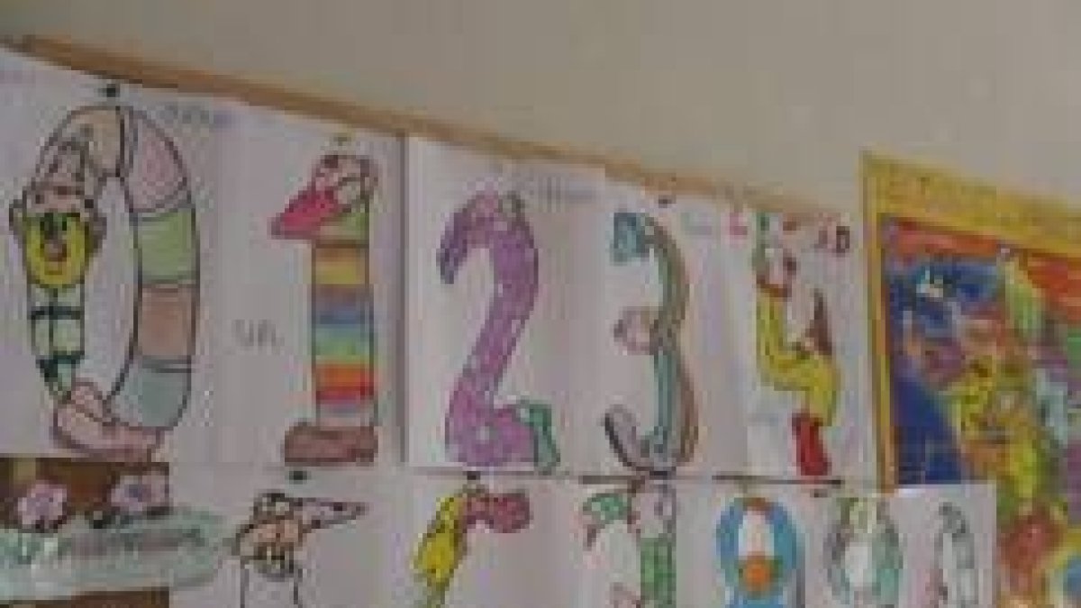 El colegio cuelga de sus paredes trabajos gráficos en francés