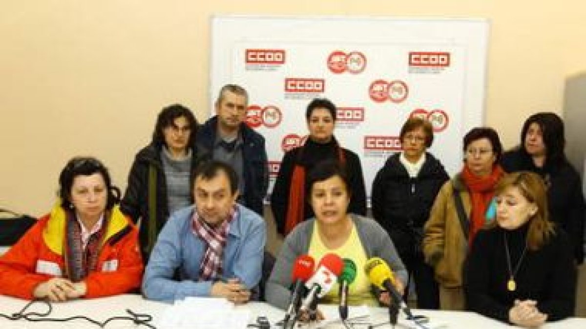 Los representantes sindicales, en la rueda de prensa.