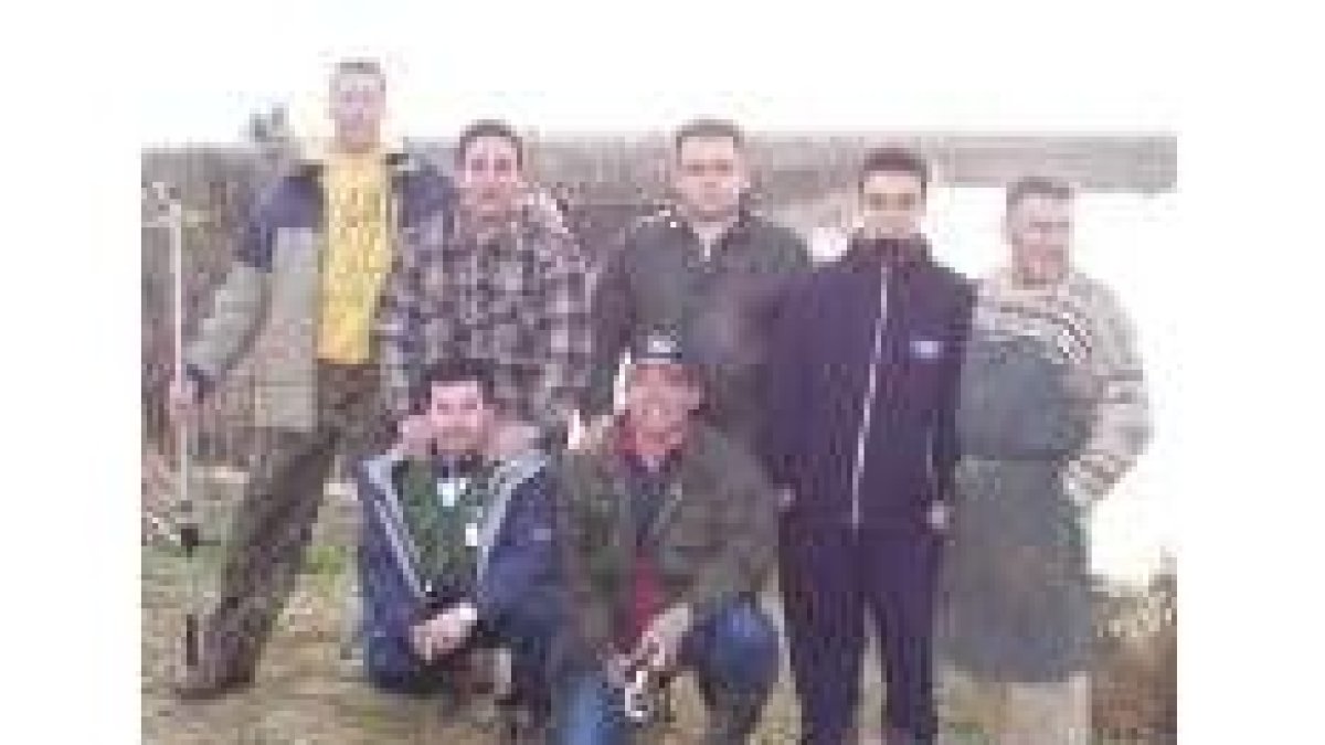 Miembros del Club de Pesca de Benavente durante una jornada de pesca