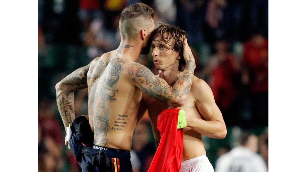 Sergio Ramos y Modric conversan tras el partido entre España y Croacia del pasado martes. MORELL