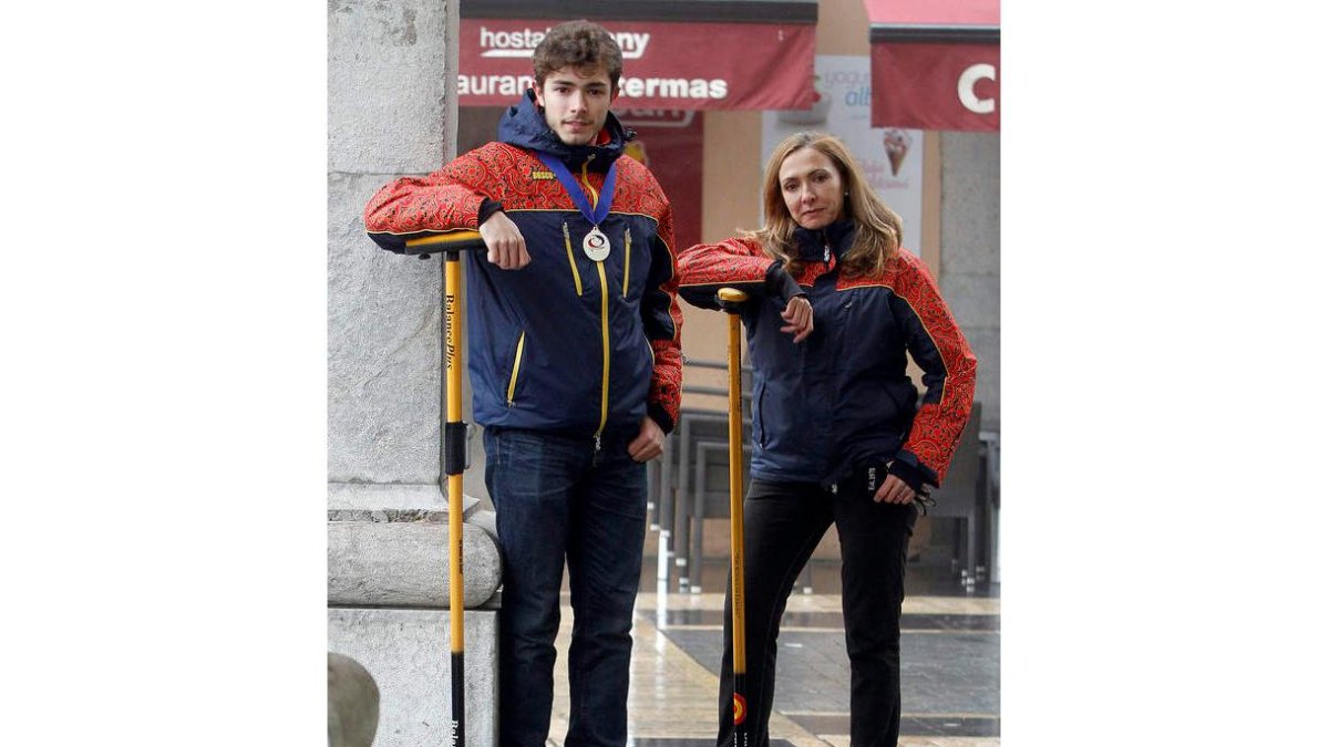 Eduardo junto a su madre Beatriz Cureses.