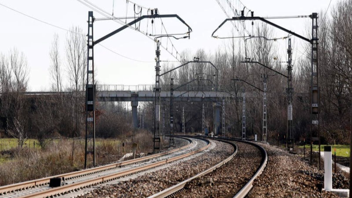 Obras de instalación de raíles en el tramo León-La Robla, en 2019. MARCIANO PÉREZ