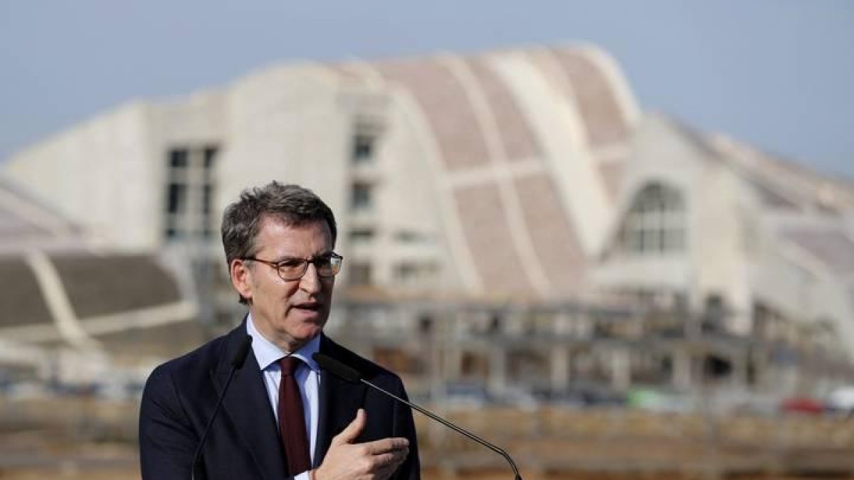 El presidente de la Xunta y líder del PP gallego, Alberto Núñez Feijóo, durante su intervención en el acto de puesta en servicio del nuevo enlace de la autopista AP-9 el viernes en Santiago de Compostela.