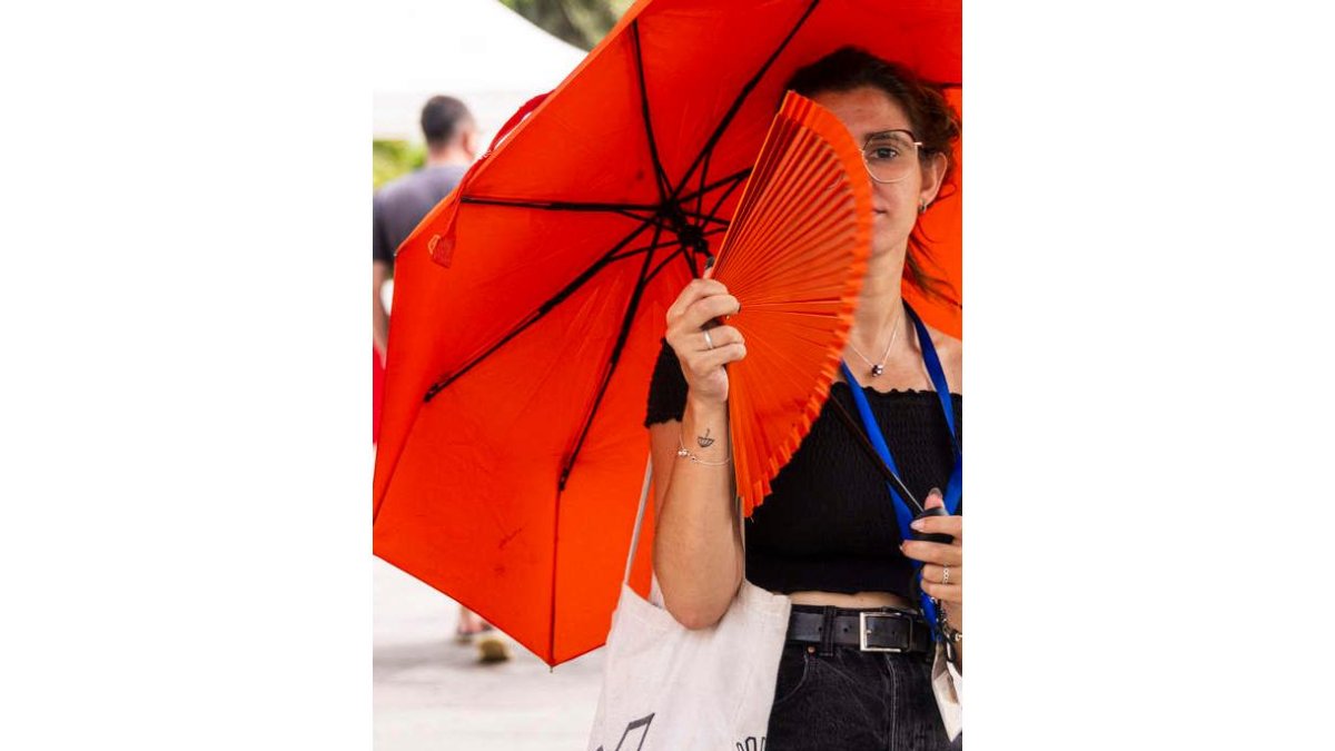 Una mujer combate doblemente el calor en Mallorca. CATI CLADERA