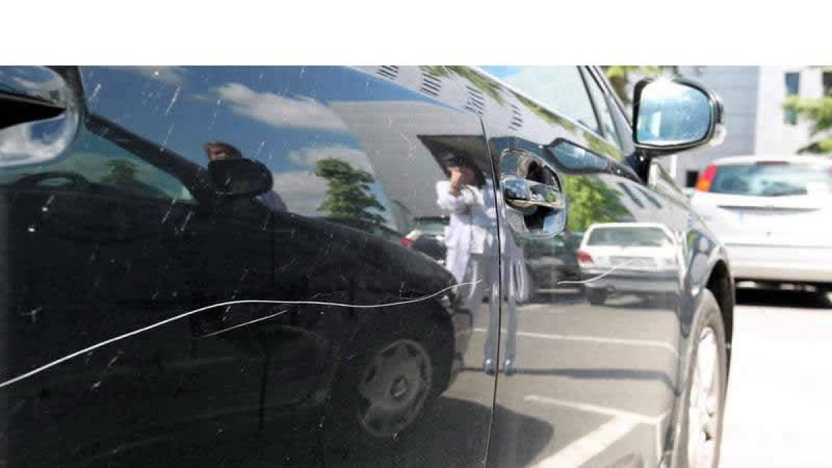 Los coches aparecen rayados dentro de los aparcamientos restringidos del hospital.