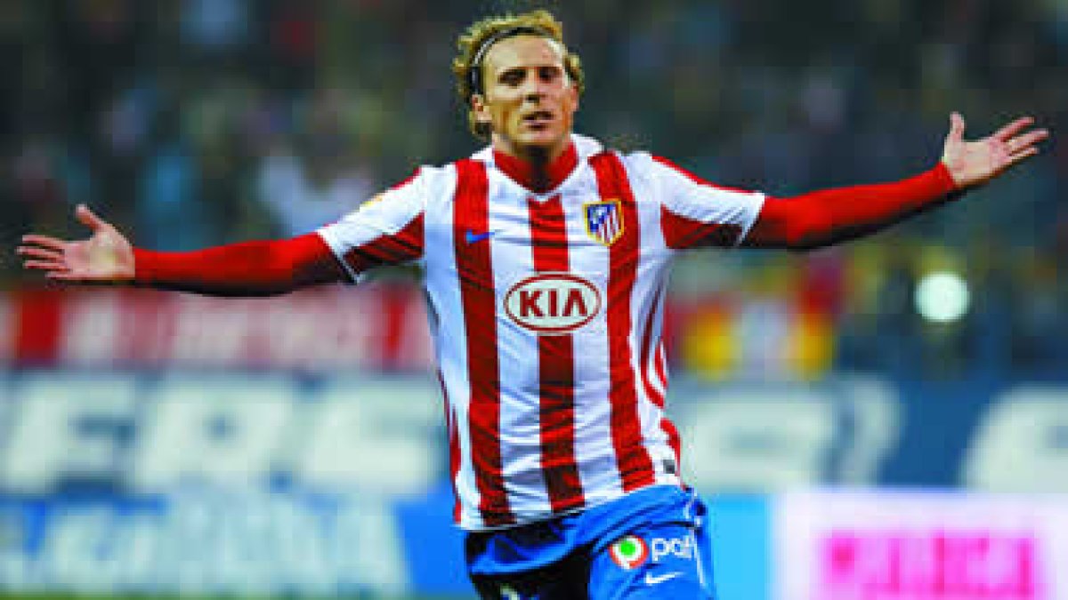 El delantero del Atlético de Madrid Diego Forlán lo celebra tras marcar el segundo gol ante el Real