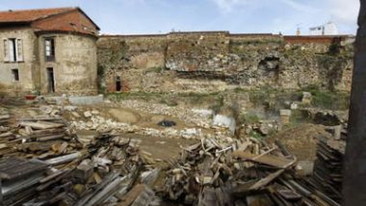 El solar de Santa Marina donde se hallaron barracones de la Legio VI, lleno de escombros y basura.