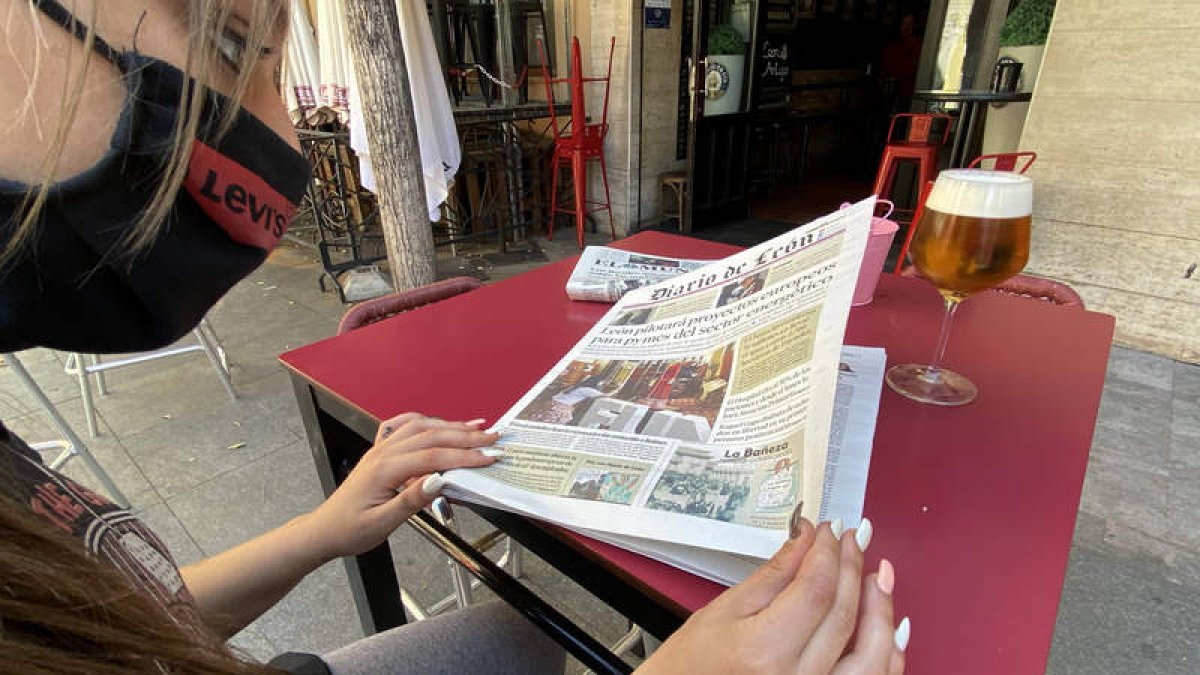 La lectura del periódico, como todas las actividades, debe respetar las medidas sanitarias establecidas. RAMIRO