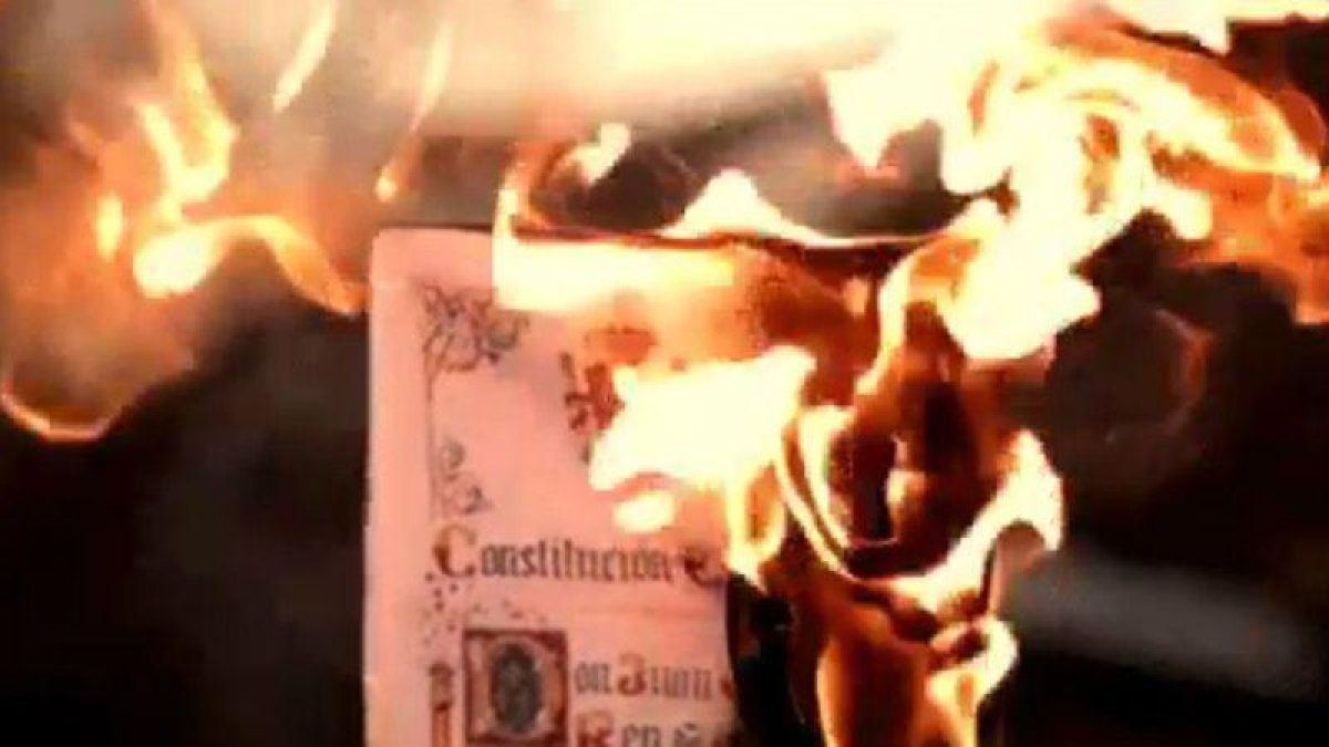 Imagen del tuit de Arran en la que se quema una Constitución española.